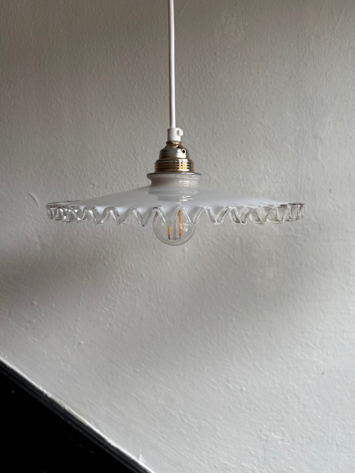 793 - Set van 2 - Vintage opaline melkglazen 'kartel' hanglampen
