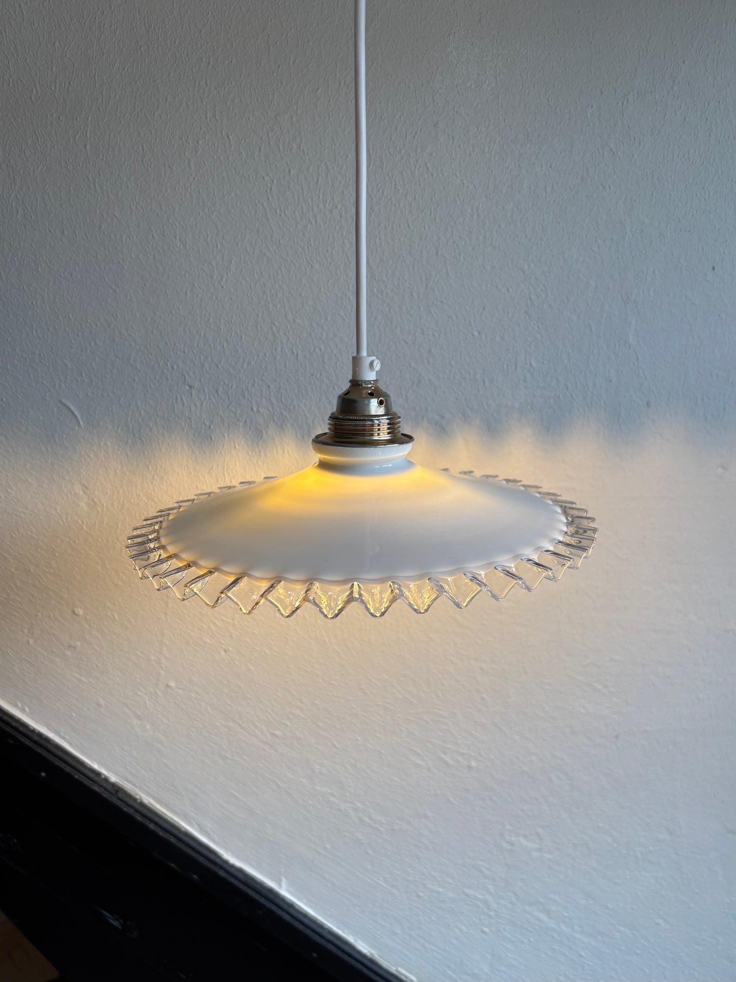 618 - Vintage opaline melkglazen 'kartel' hanglamp