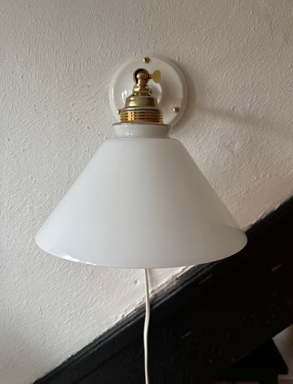 797/4 - Set van 2 - Vintage witte Franse 'driehoek' wandlampen