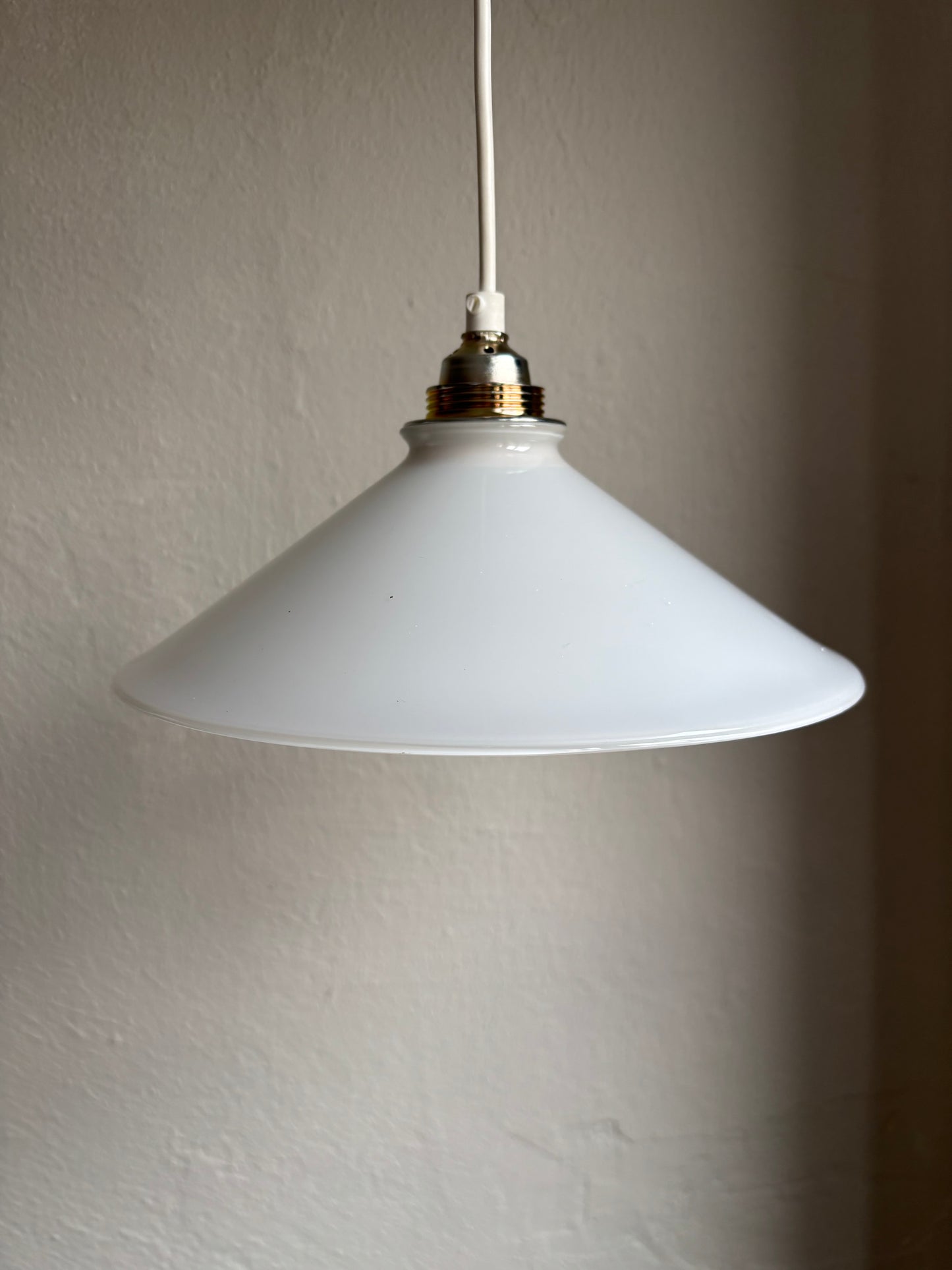835 - Set van 2 - Vintage opaline melkglazen 'driehoek' hanglampen