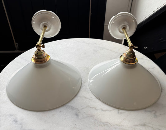 567/2 - Set van 2 - Vintage witte Franse 'driehoek' wandlampen