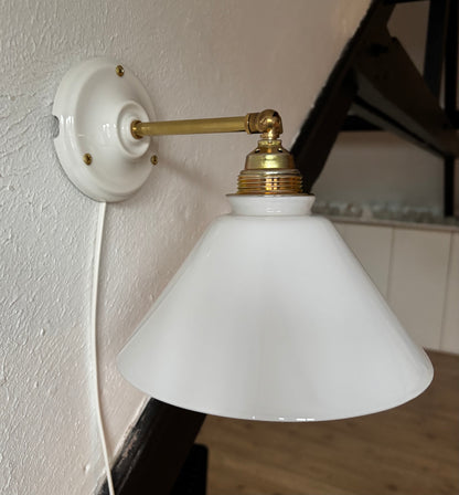 797/4 - Set van 2 - Vintage witte Franse 'driehoek' wandlampen
