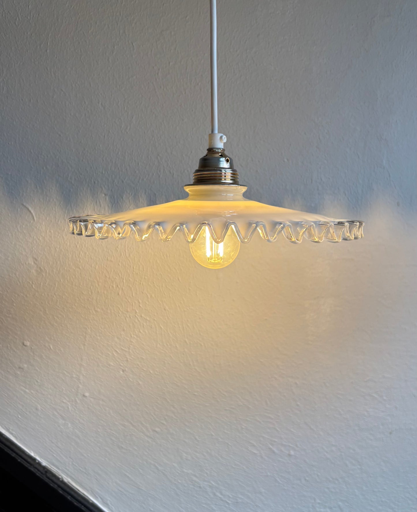793 - Set van 2 - Vintage opaline melkglazen 'kartel' hanglampen