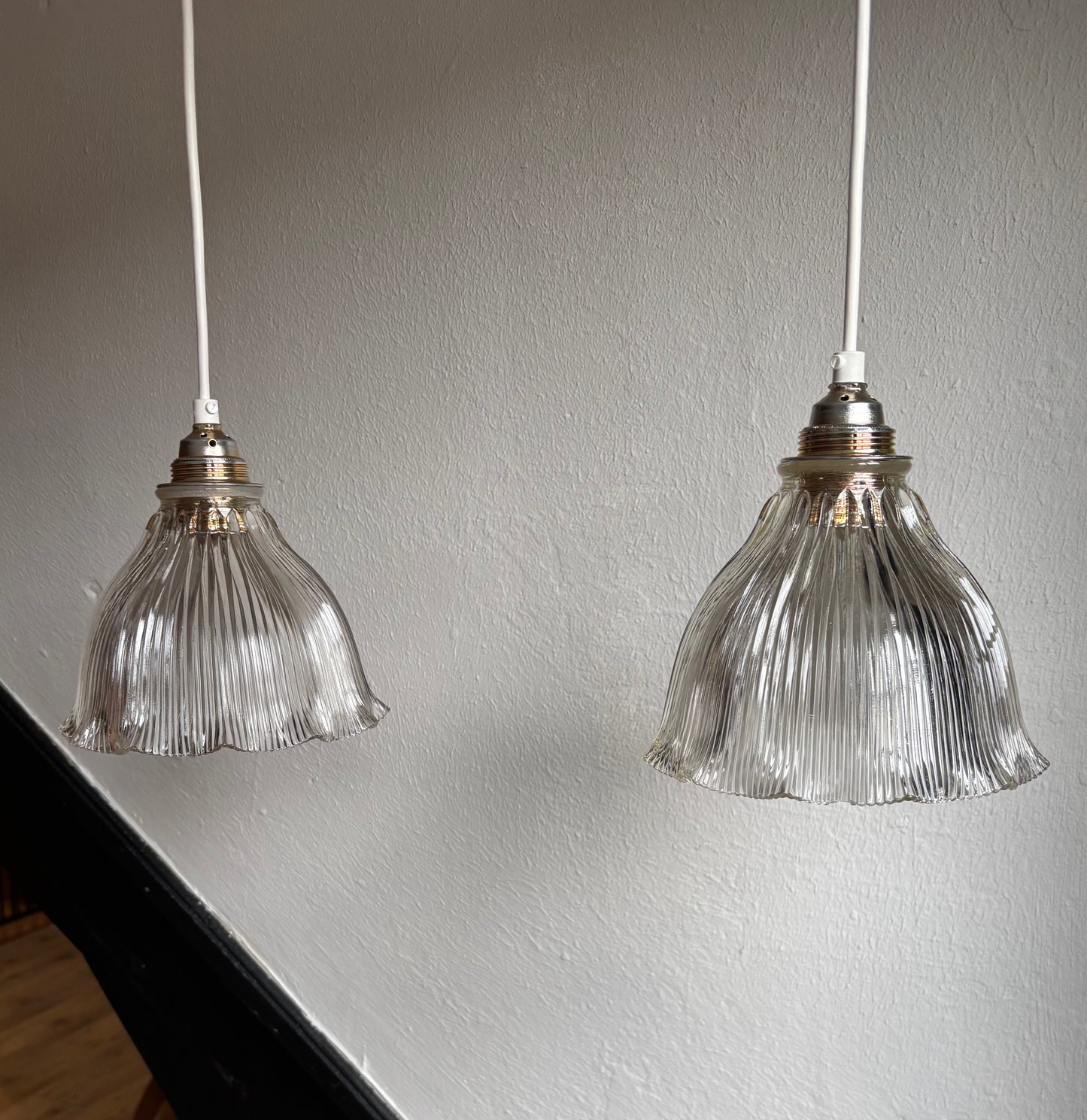 839 - Set van 2 - Vintage sierlijke holophane glazen streep hanglampen kap
