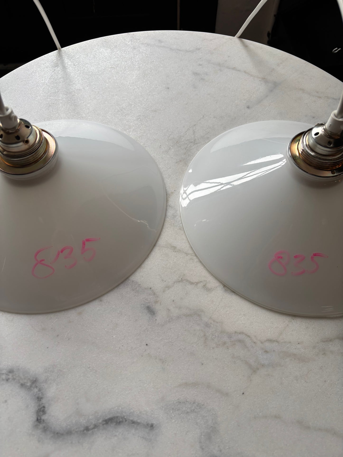 835 - Set van 2 - Vintage opaline melkglazen 'driehoek' hanglampen