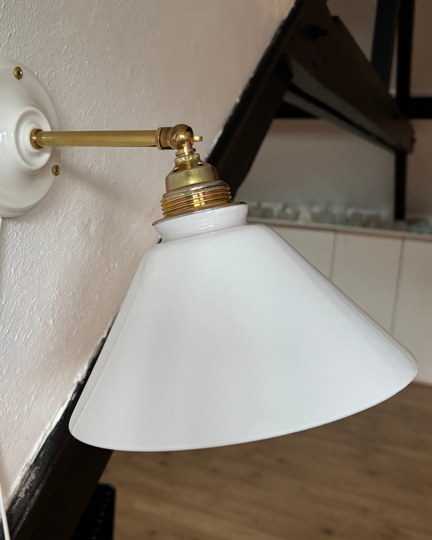 797/4 - Set van 2 - Vintage witte Franse 'driehoek' wandlampen