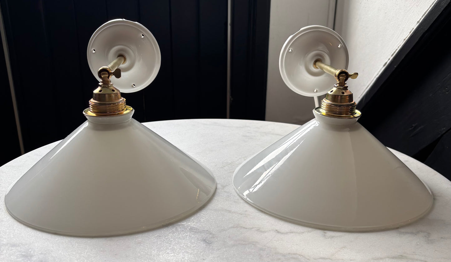 567/2 - Set van 2 - Vintage witte Franse 'driehoek' wandlampen
