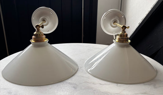 567/2 - Set van 2 - Vintage witte Franse 'driehoek' wandlampen