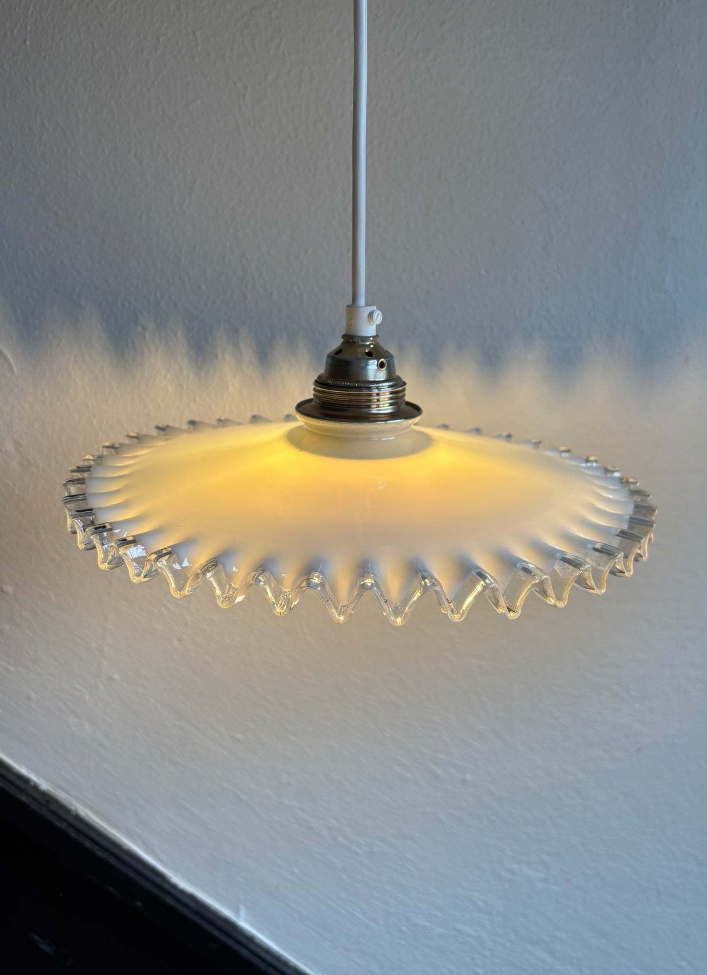 793 - Set van 2 - Vintage opaline melkglazen 'kartel' hanglampen