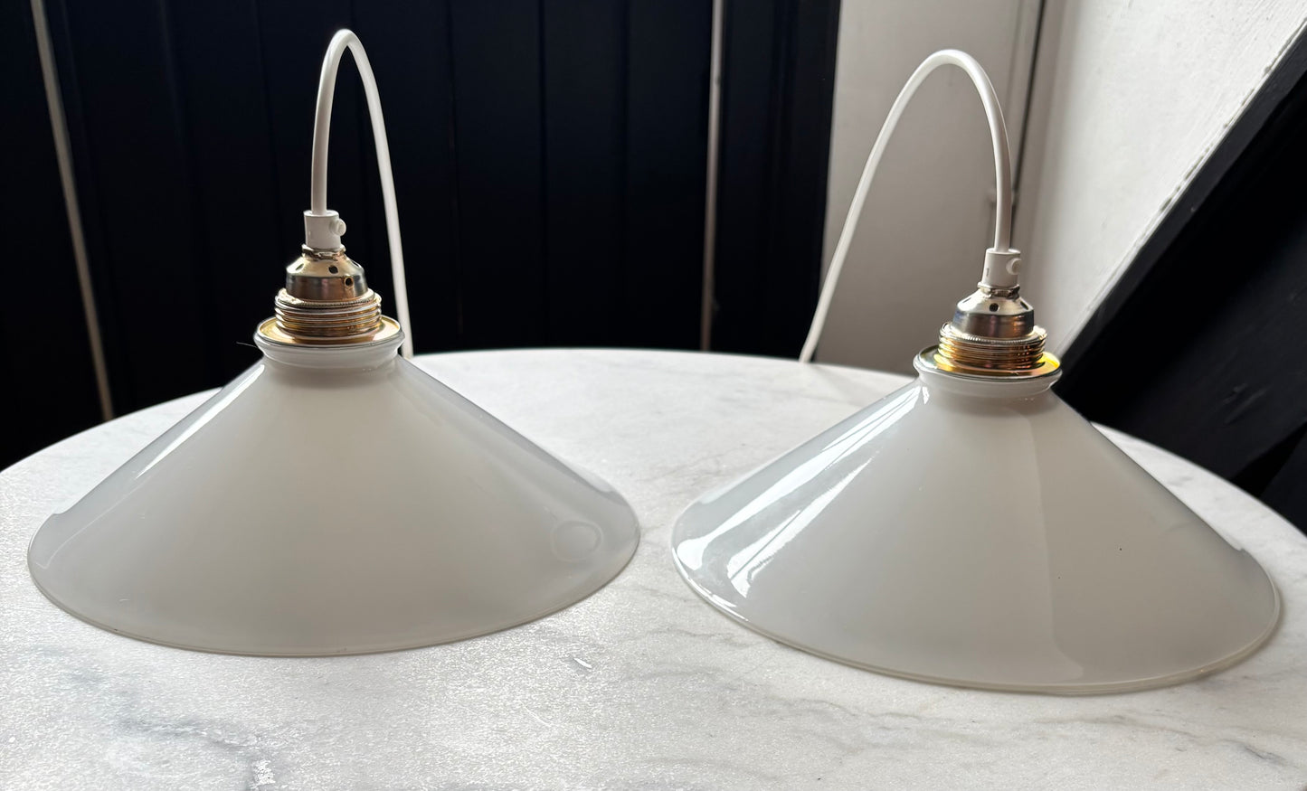 835 - Set van 2 - Vintage opaline melkglazen 'driehoek' hanglampen