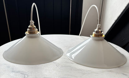 835 - Set van 2 - Vintage opaline melkglazen 'driehoek' hanglampen