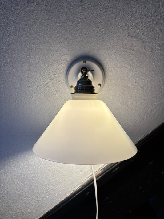 797/4 - Set van 2 - Vintage witte Franse 'driehoek' wandlampen