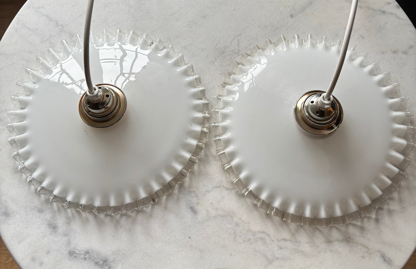 793 - Set van 2 - Vintage opaline melkglazen 'kartel' hanglampen