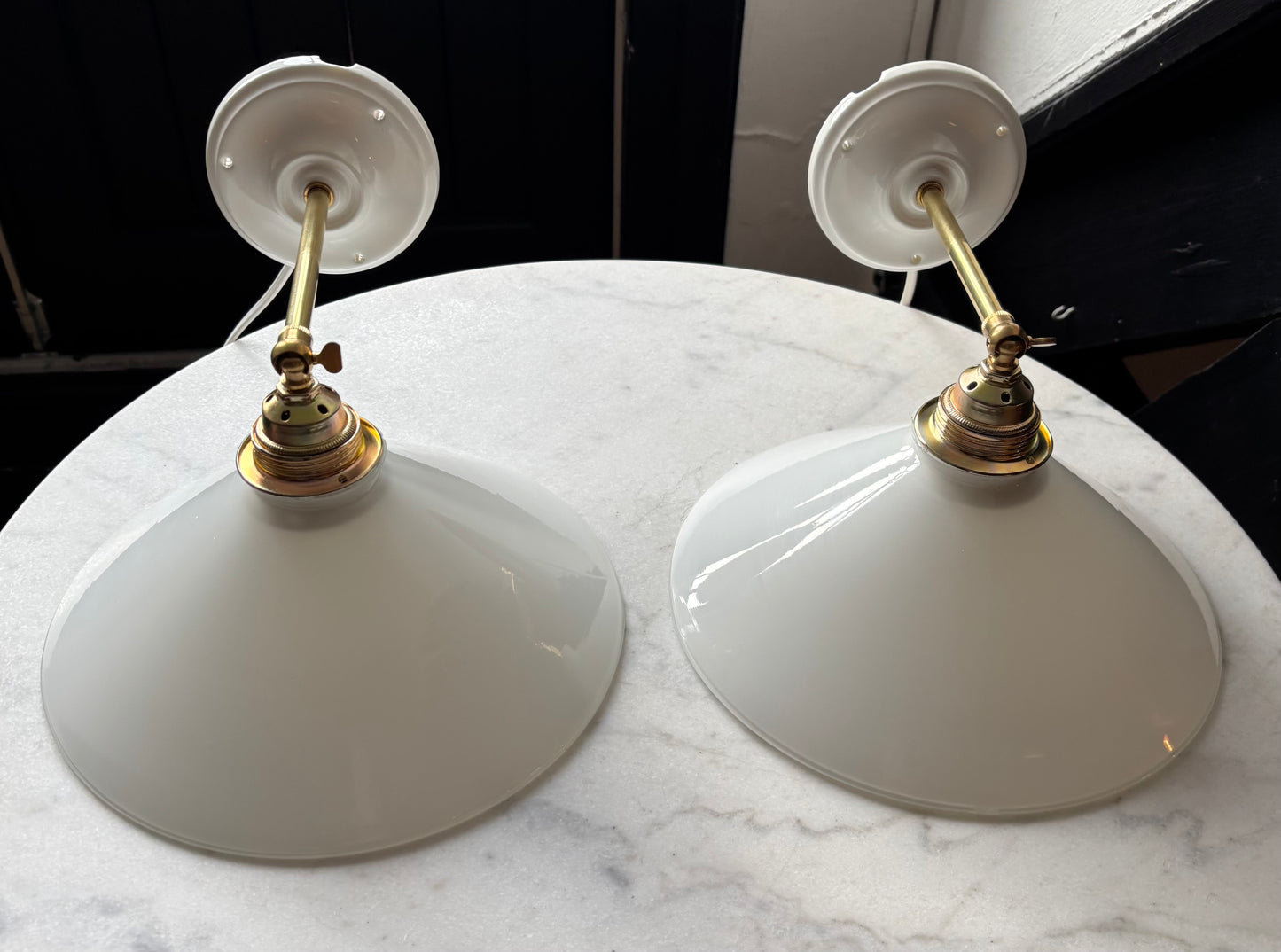 567/2 - Set van 2 - Vintage witte Franse 'driehoek' wandlampen