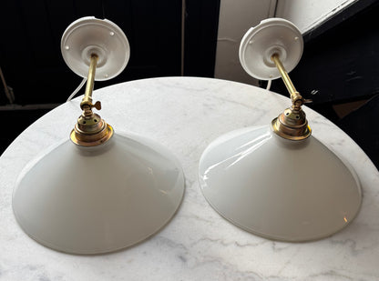 567/2 - Set van 2 - Vintage witte Franse 'driehoek' wandlampen