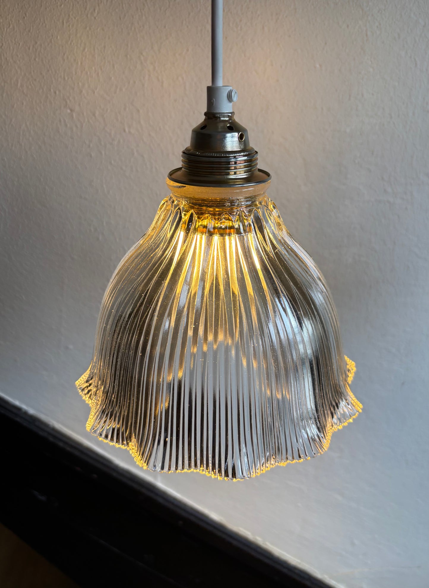 839 - Set van 2 - Vintage sierlijke holophane glazen streep hanglampen kap