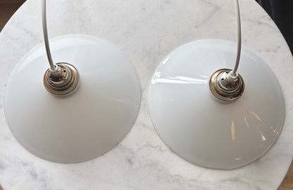 835 - Set van 2 - Vintage opaline melkglazen 'driehoek' hanglampen