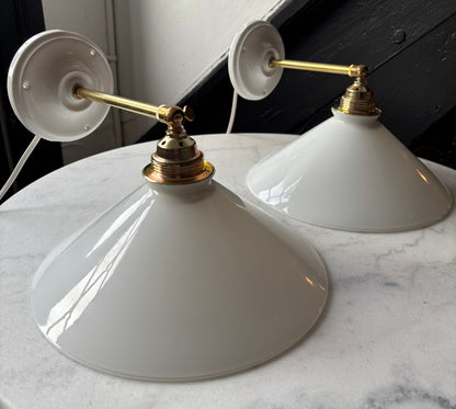 567/2 - Set van 2 - Vintage witte Franse 'driehoek' wandlampen