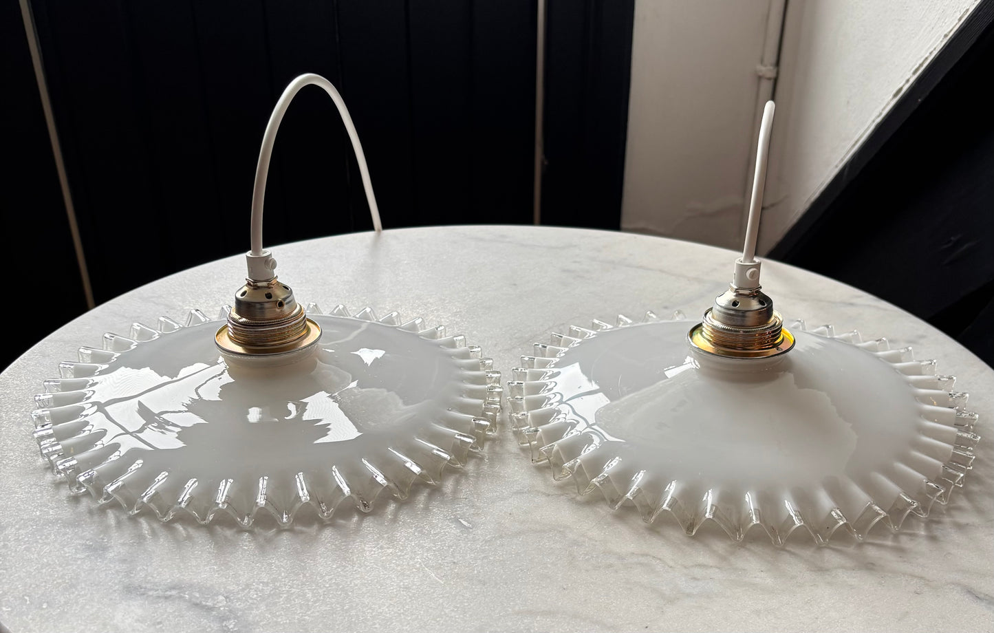793 - Set van 2 - Vintage opaline melkglazen 'kartel' hanglampen
