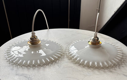 793 - Set van 2 - Vintage opaline melkglazen 'kartel' hanglampen