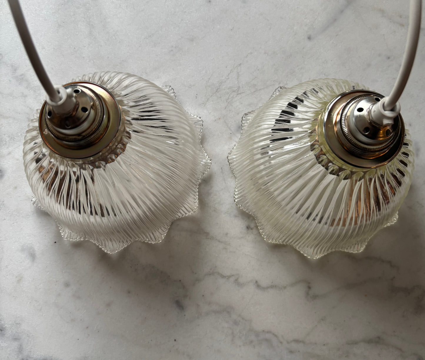 839 - Set van 2 - Vintage sierlijke holophane glazen streep hanglampen kap