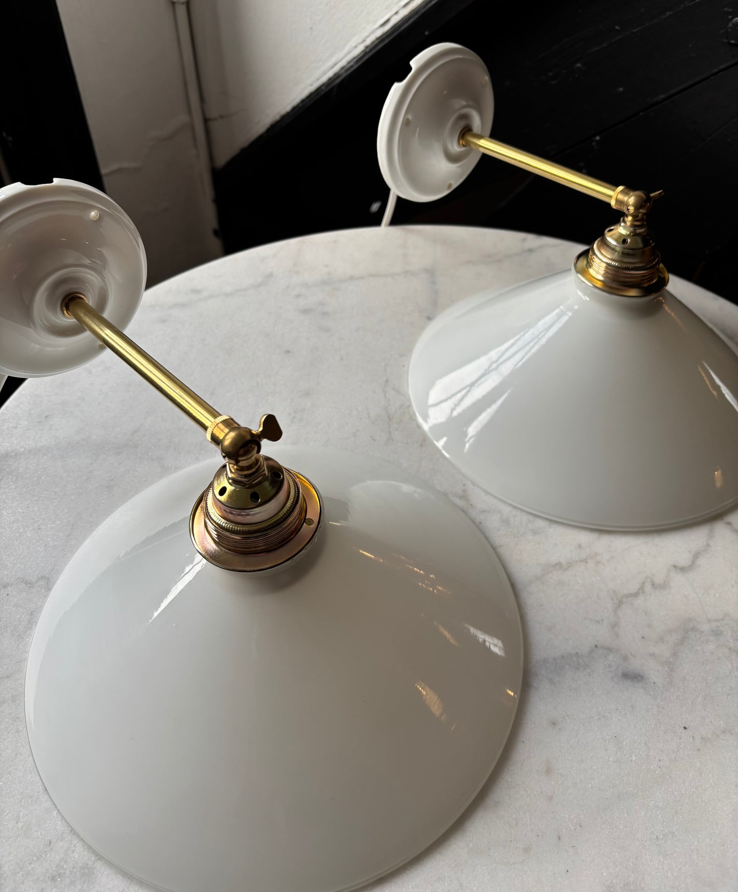 567/2 - Set van 2 - Vintage witte Franse 'driehoek' wandlampen