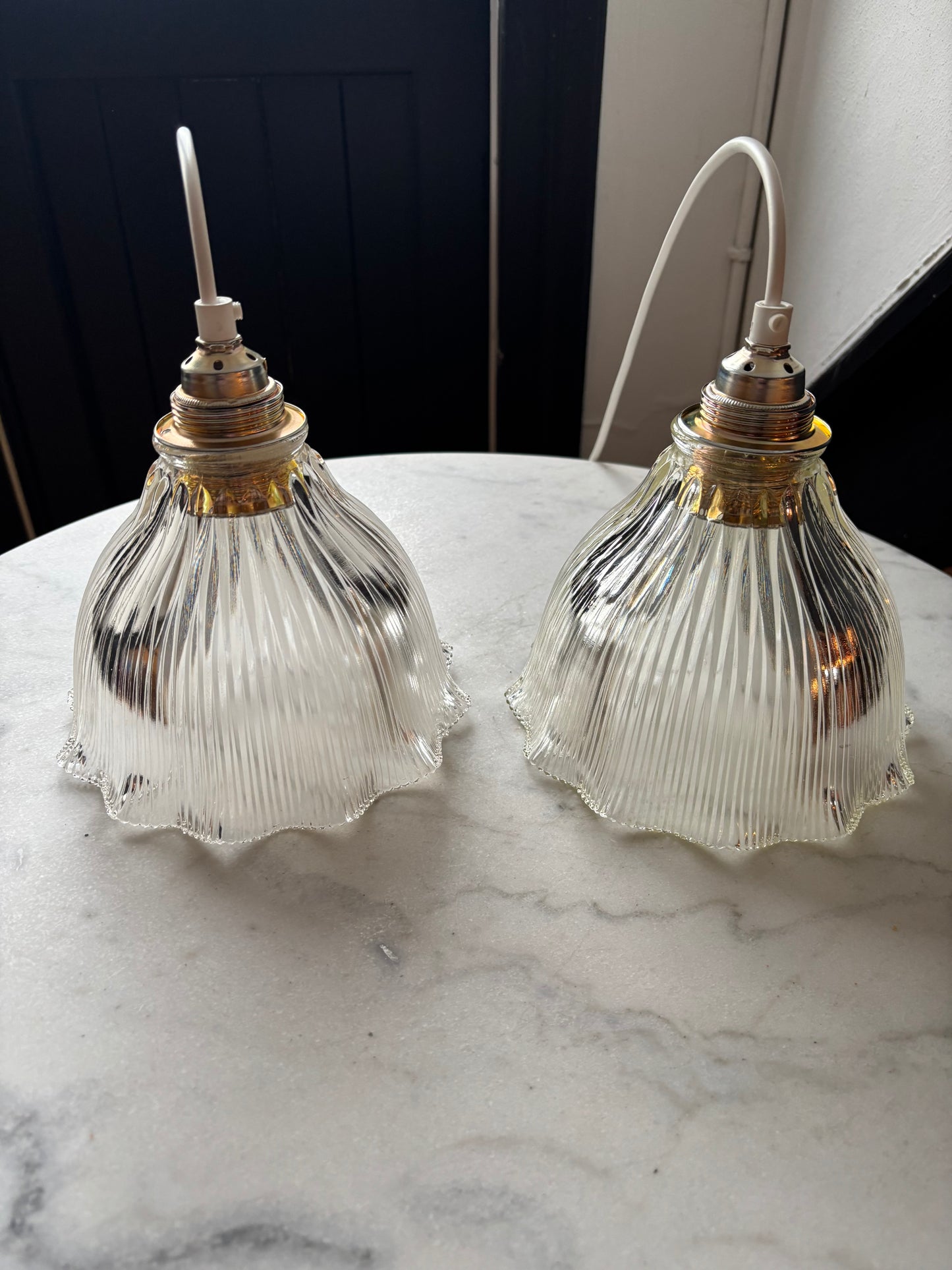 839 - Set van 2 - Vintage sierlijke holophane glazen streep hanglampen kap