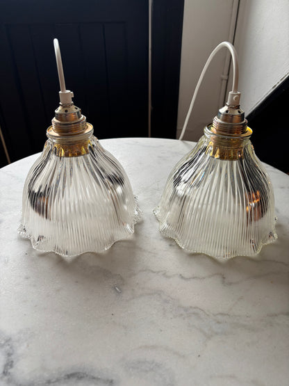 839 - Set van 2 - Vintage sierlijke holophane glazen streep hanglampen kap
