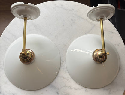 567/2 - Set van 2 - Vintage witte Franse 'driehoek' wandlampen