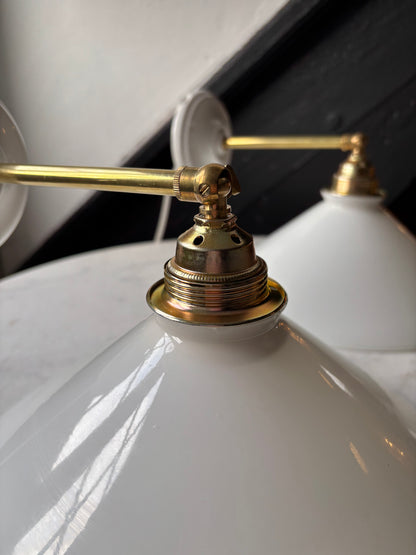 567/2 - Set van 2 - Vintage witte Franse 'driehoek' wandlampen