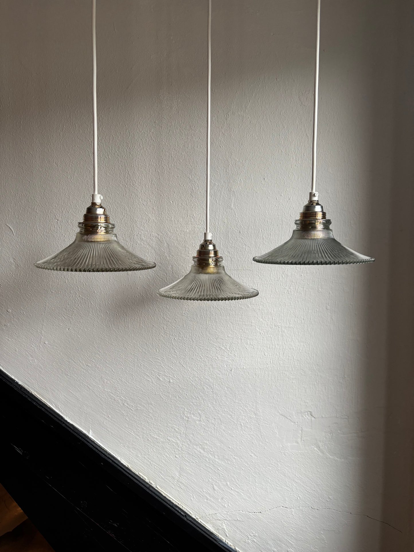 833 - Set van 3 - Vintage sierlijke glazen holophane hanglampen met ribbel glas