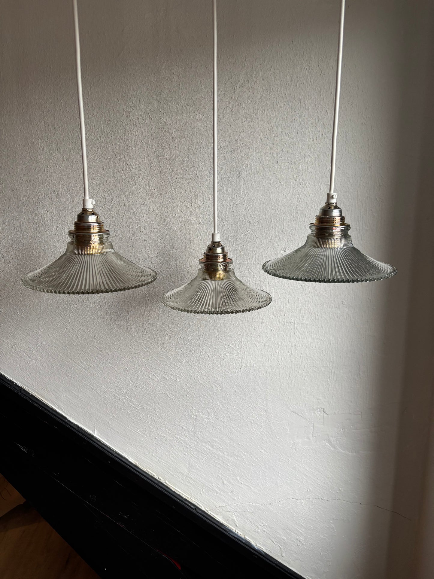 833 - Set van 3 - Vintage sierlijke glazen holophane hanglampen met ribbel glas