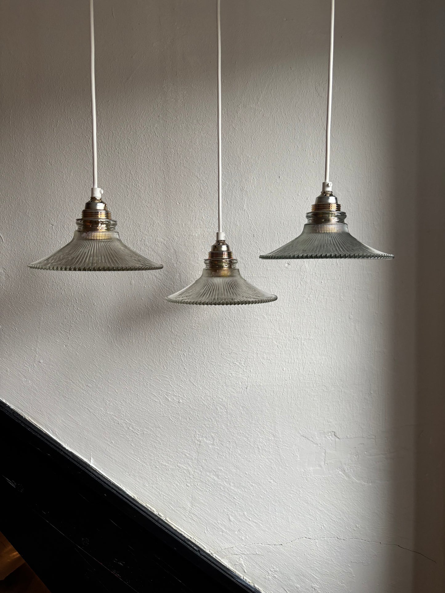 833 - Set van 3 - Vintage sierlijke glazen holophane hanglampen met ribbel glas