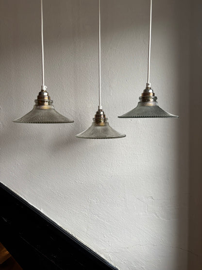 833 - Set van 3 - Vintage sierlijke glazen holophane hanglampen met ribbel glas