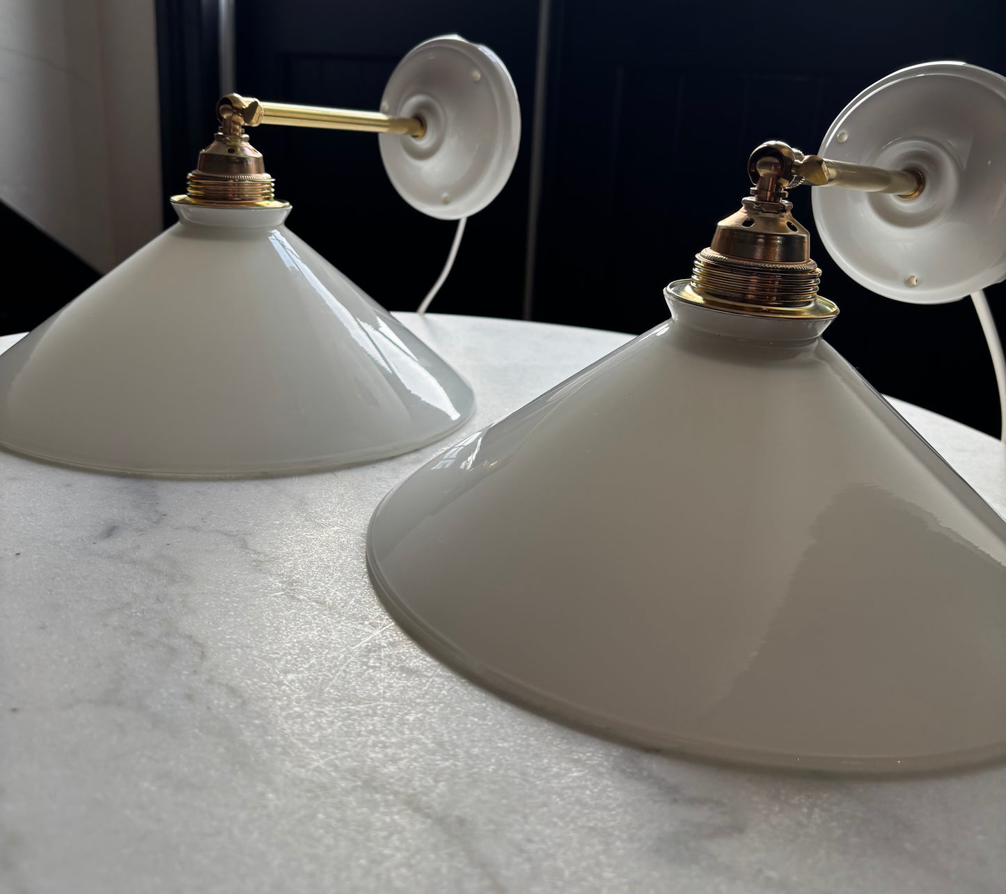 567/2 - Set van 2 - Vintage witte Franse 'driehoek' wandlampen