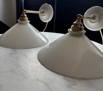 567/2 - Set van 2 - Vintage witte Franse 'driehoek' wandlampen
