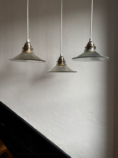 833 - Set van 3 - Vintage sierlijke glazen holophane hanglampen met ribbel glas
