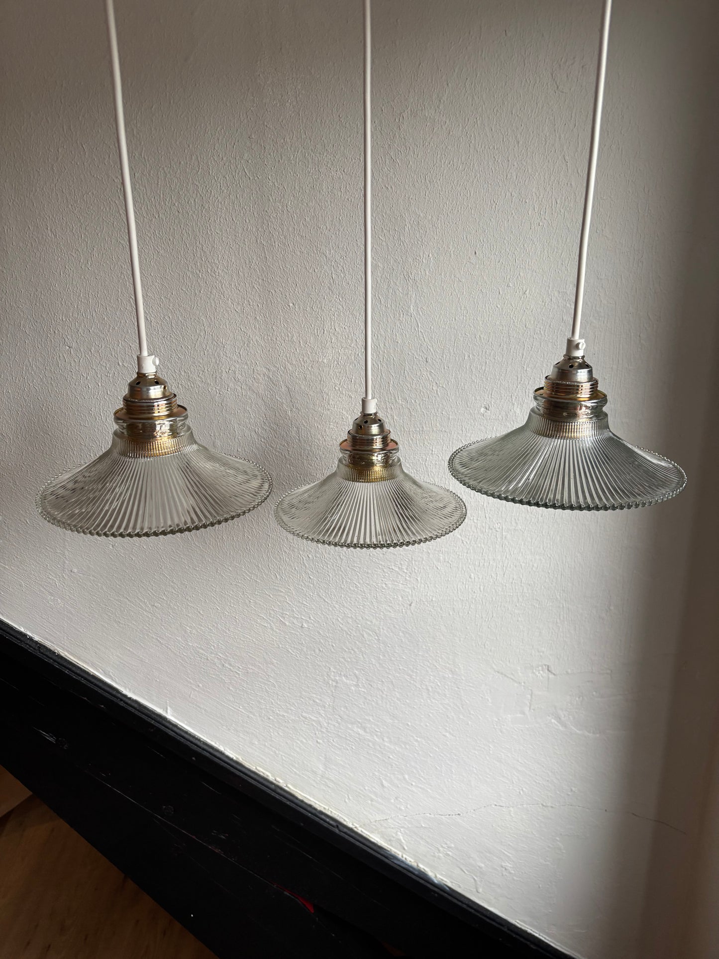 833 - Set van 3 - Vintage sierlijke glazen holophane hanglampen met ribbel glas