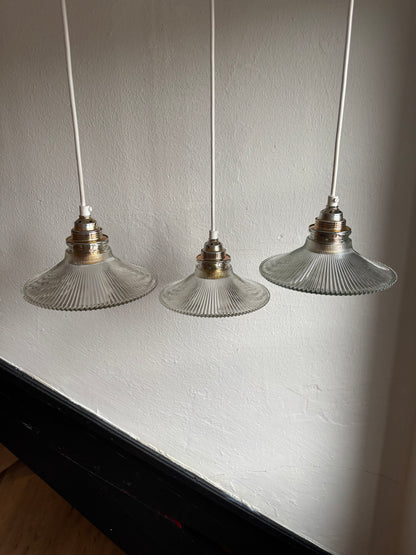 833 - Set van 3 - Vintage sierlijke glazen holophane hanglampen met ribbel glas