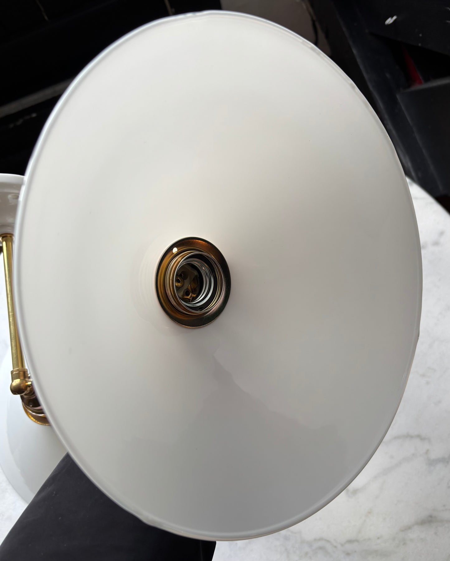 567/2 - Set van 2 - Vintage witte Franse 'driehoek' wandlampen