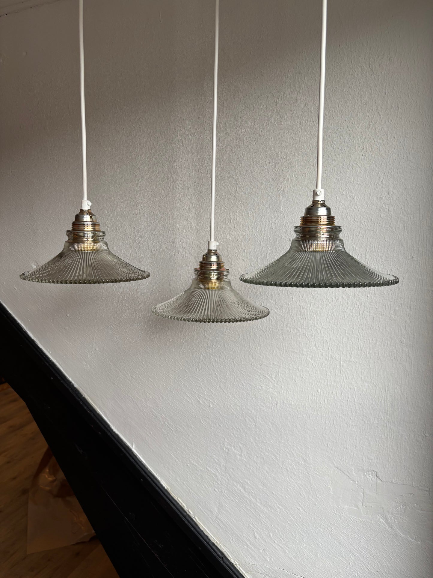 833 - Set van 3 - Vintage sierlijke glazen holophane hanglampen met ribbel glas