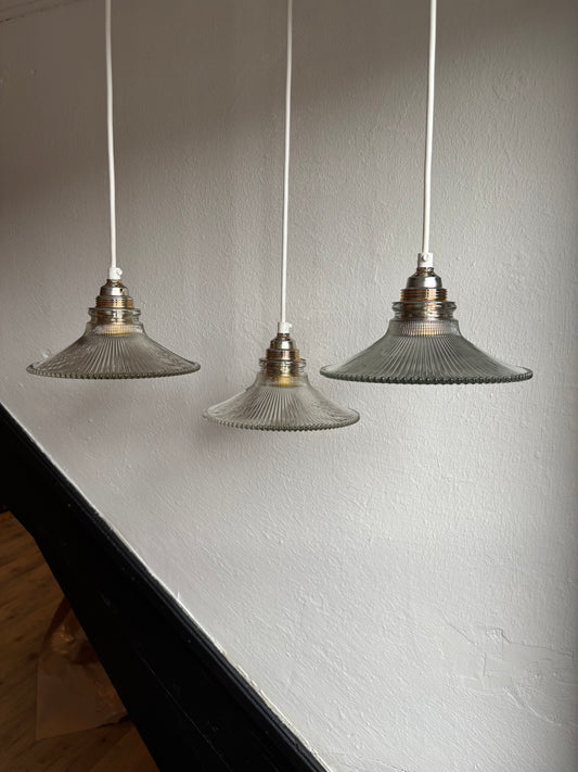 833 - Set van 3 - Vintage sierlijke glazen holophane hanglampen met ribbel glas