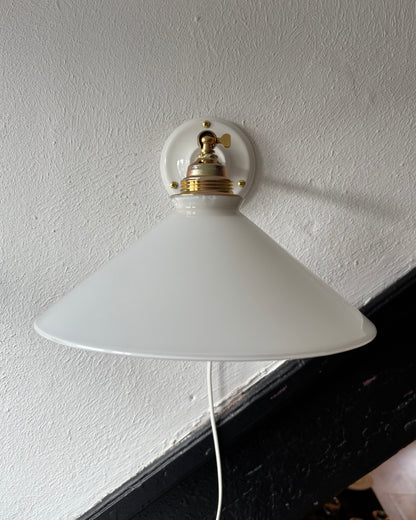 567/2 - Set van 2 - Vintage witte Franse 'driehoek' wandlampen