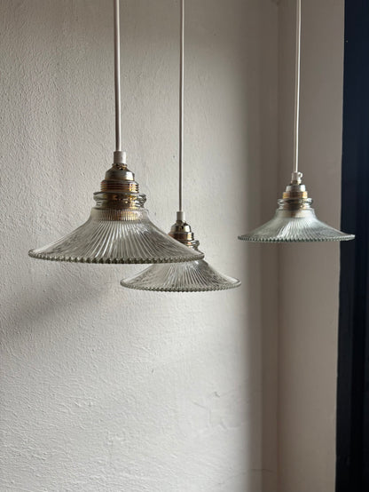 833 - Set van 3 - Vintage sierlijke glazen holophane hanglampen met ribbel glas
