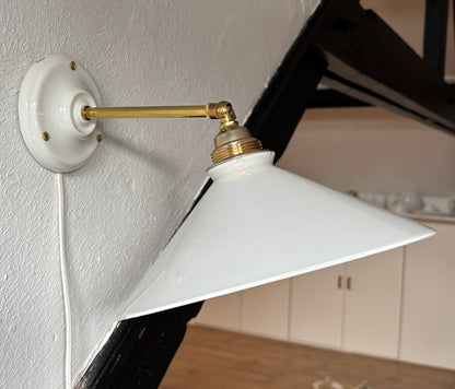 567/2 - Set van 2 - Vintage witte Franse 'driehoek' wandlampen