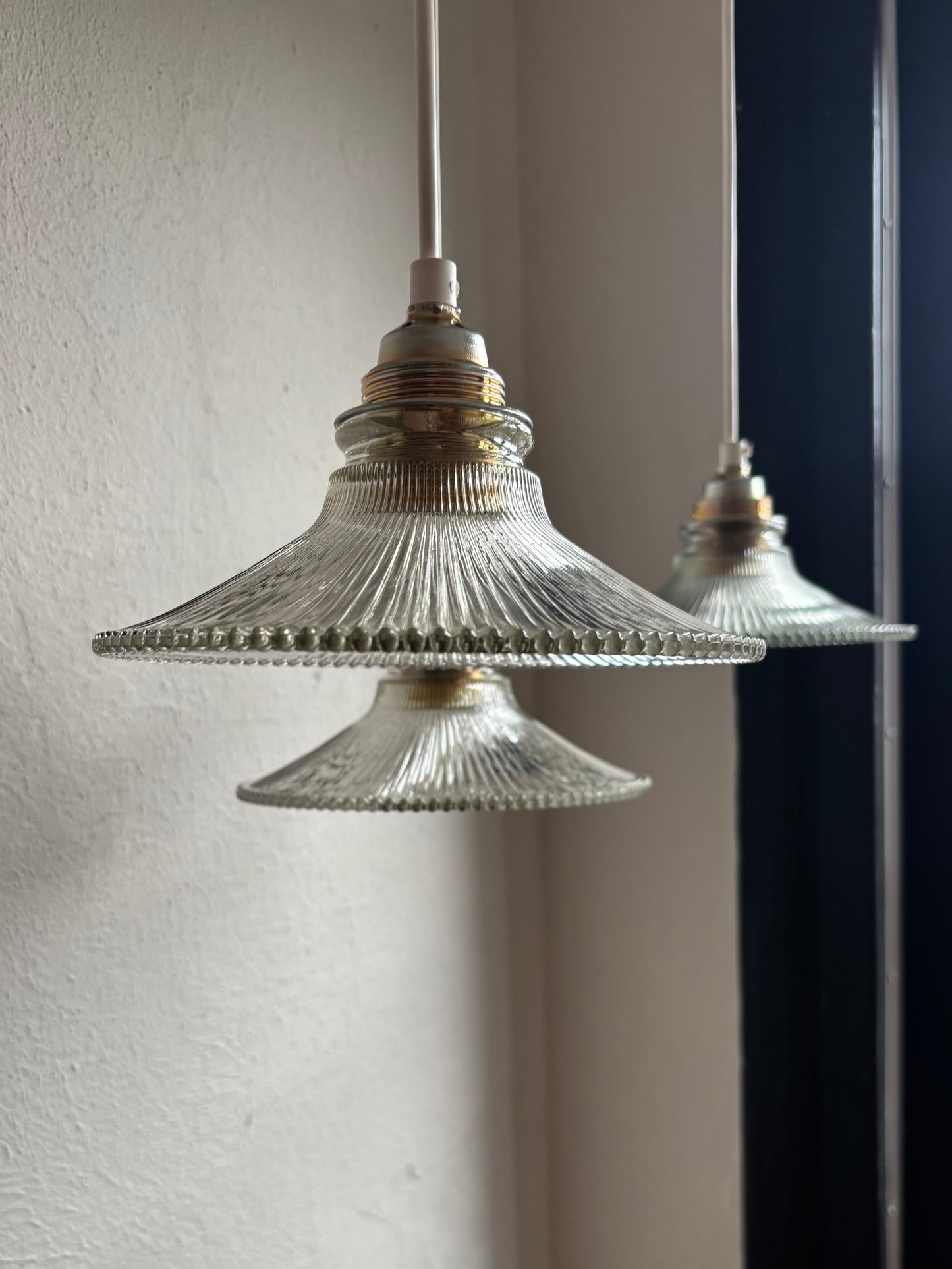 833 - Set van 3 - Vintage sierlijke glazen holophane hanglampen met ribbel glas