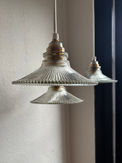 833 - Set van 3 - Vintage sierlijke glazen holophane hanglampen met ribbel glas
