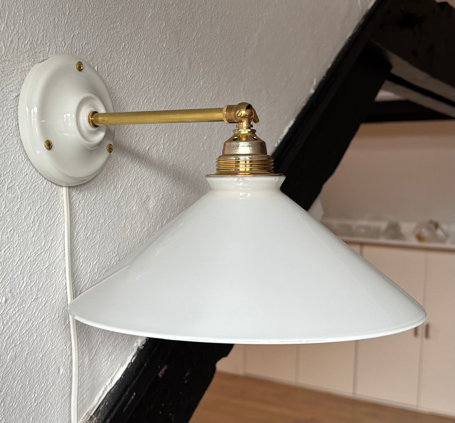 567/2 - Set van 2 - Vintage witte Franse 'driehoek' wandlampen