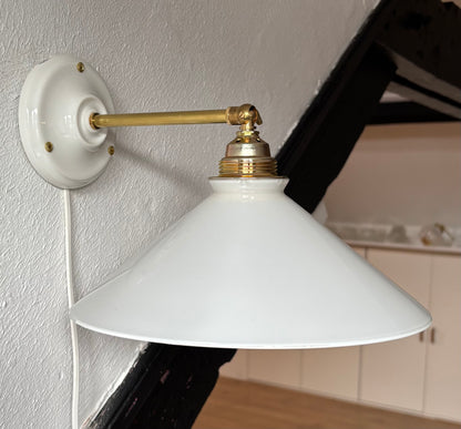 567/2 - Set van 2 - Vintage witte Franse 'driehoek' wandlampen