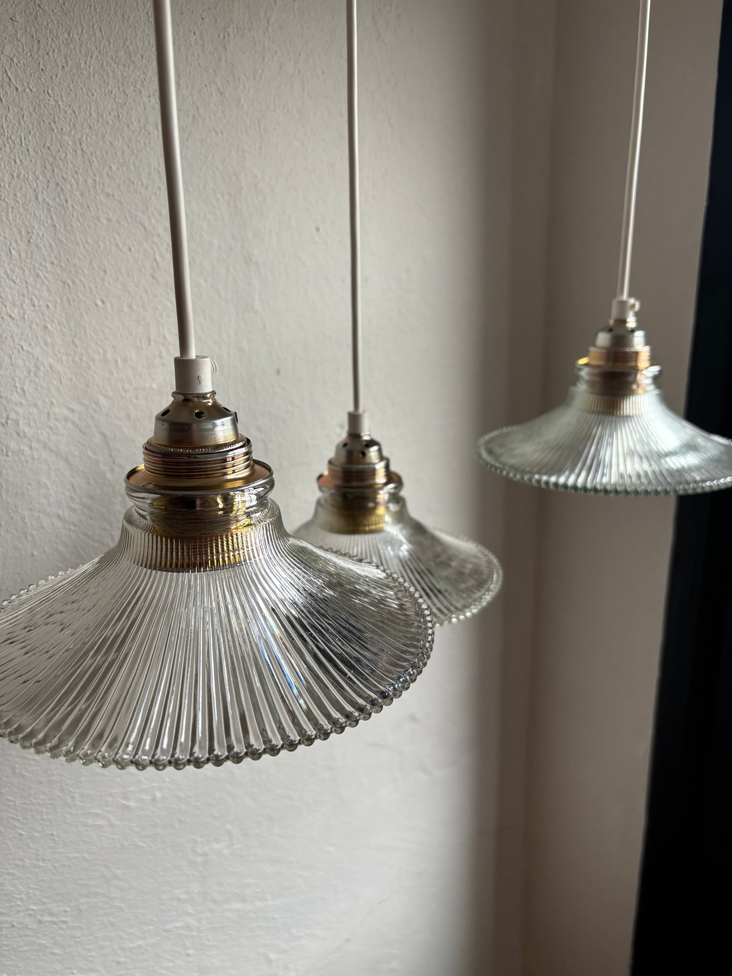 833 - Set van 3 - Vintage sierlijke glazen holophane hanglampen met ribbel glas